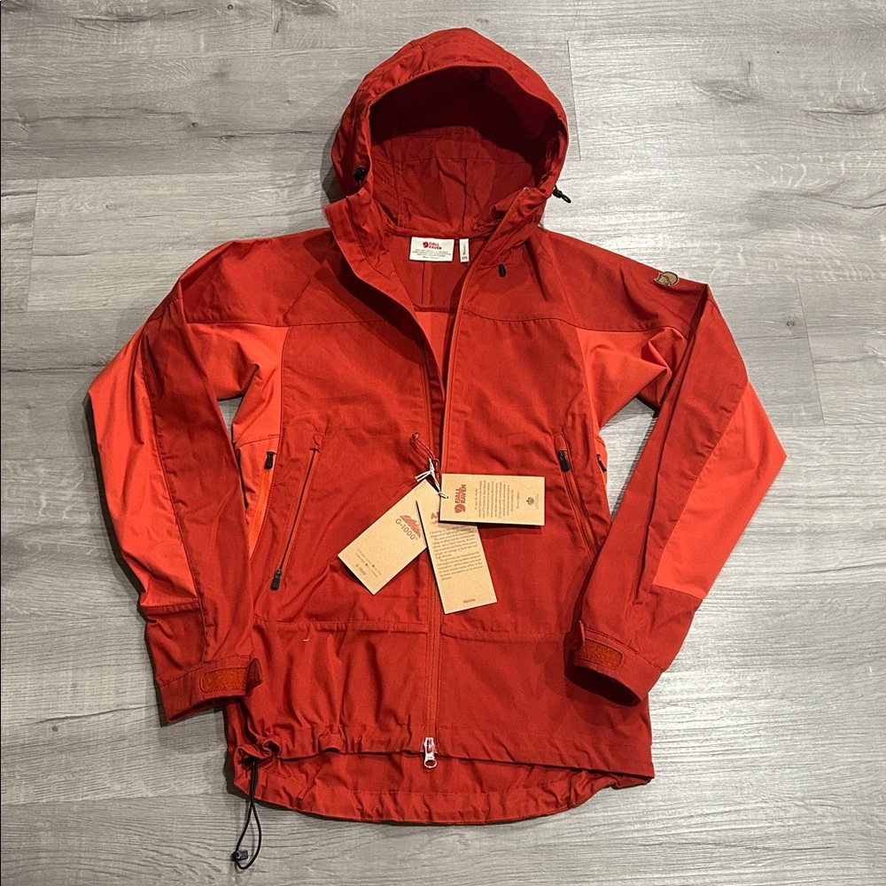 FJALL RAVEN
Abisko Lite Trekking Jacket W
Cabin Red-Rowan Red